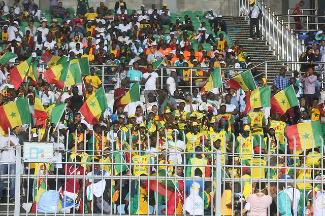 Sénégal – Ouganda : Les supporters du 12e Gaïndé se chauffent au moment de l'échauffement des joueurs