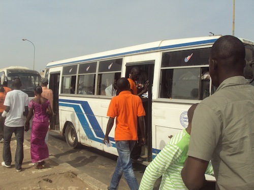Les jeunes de Rewmi profitent des embouteillages pour vulgariser le projet de Idrissa Seck (PHOTOS)