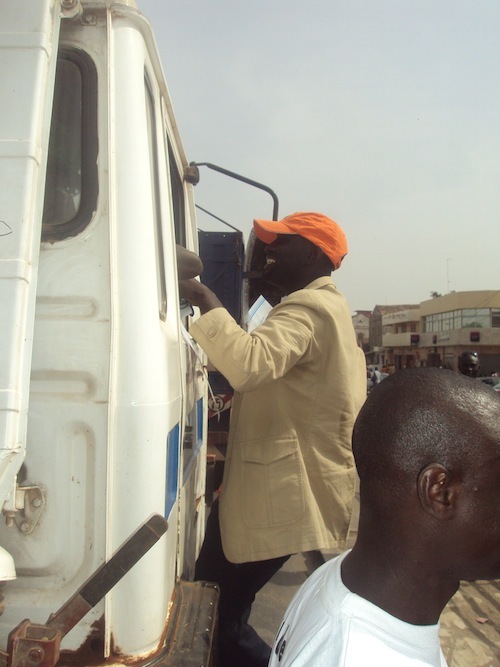 Les jeunes de Rewmi profitent des embouteillages pour vulgariser le projet de Idrissa Seck (PHOTOS)