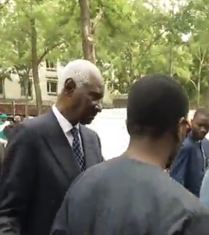 Levée du corps de Ousmane Tanor Dieng à Paris : Le président Abdou Diouf sur place Levée du corps de Ousmane Tanor Dieng à Paris : Le président Abdou Diouf sur place