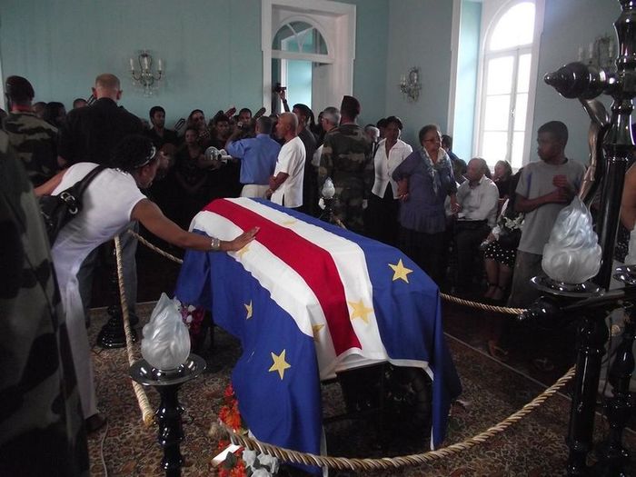 Les images des obsèques de la chanteuse capverdienne Cesaria Evora. (PHOTOS)