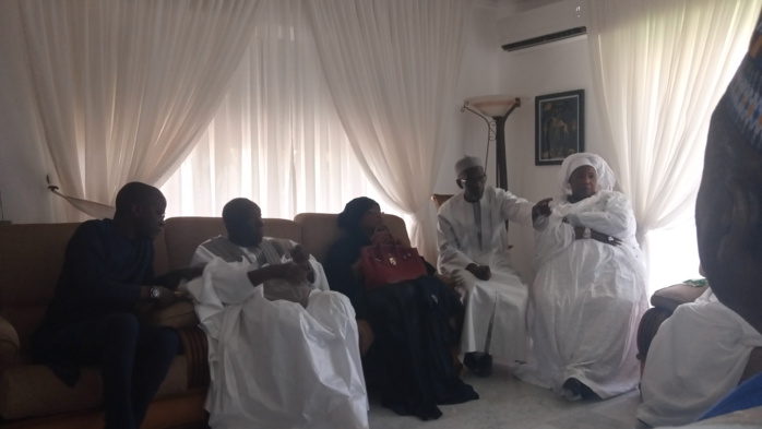 FANN RÉSIDENCE : Marième Faye Sall, en compagnie de Yakham Mbaye et d’un seul garde, a présenté ses condoléances à la famille de OTD. FANN RÉSIDENCE : Marième Faye Sall, en compagnie de Yakham Mbaye et d’un seul garde, a présenté ses condoléances à la famille de OTD.