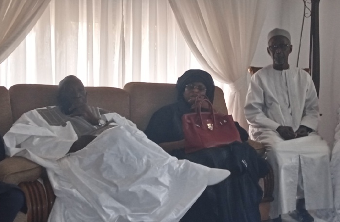 FANN RÉSIDENCE : Marième Faye Sall, en compagnie de Yakham Mbaye et d’un seul garde, a présenté ses condoléances à la famille de OTD. FANN RÉSIDENCE : Marième Faye Sall, en compagnie de Yakham Mbaye et d’un seul garde, a présenté ses condoléances à la famille de OTD.