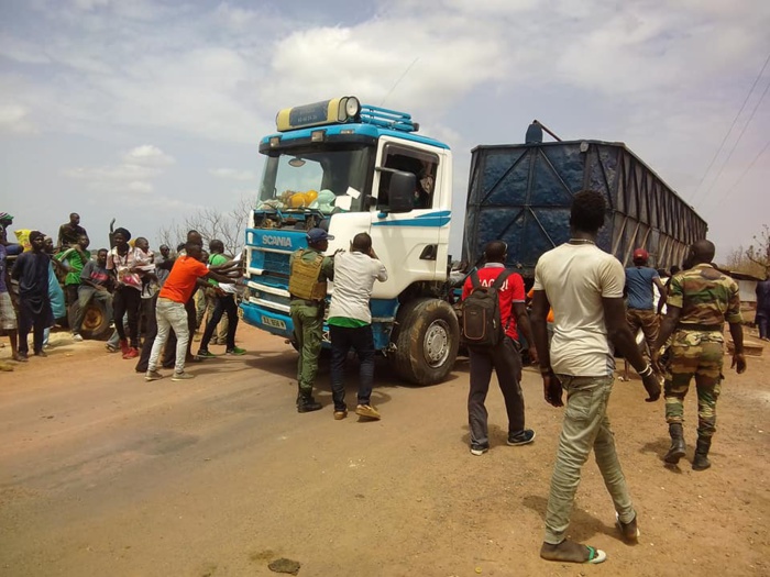 Pont de Diouloulou / Un camion remorque a failli tomber dans le marigot Pont de Diouloulou / Un camion remorque a failli tomber dans le marigot