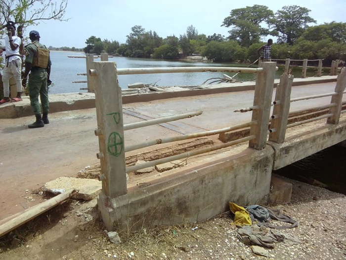 Pont de Diouloulou / Un camion remorque a failli tomber dans le marigot Pont de Diouloulou / Un camion remorque a failli tomber dans le marigot