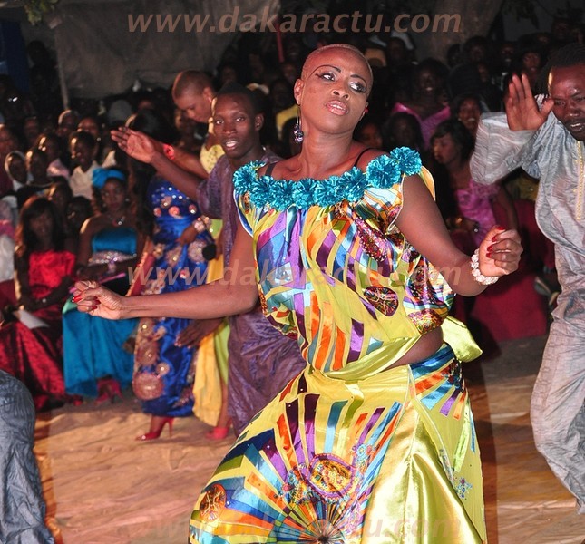 Découvrez la nouvelle danse de Ndéye Guéye "Thiakhagoune" (VIDEO)