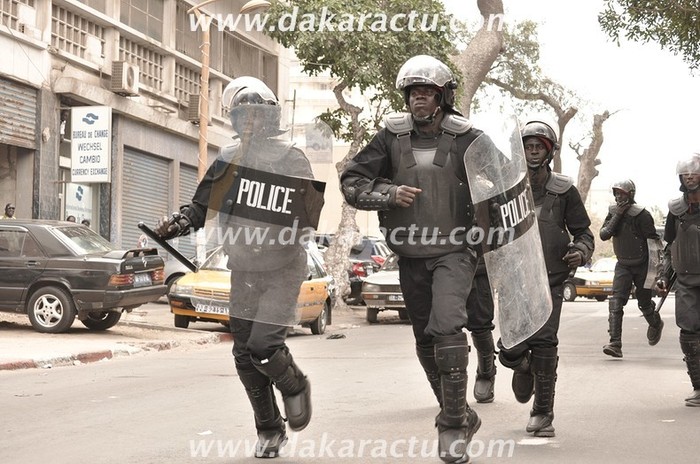 Les images de l'affrontement entre les jeunes de Rewmi et la police devant la mairie de Dakar