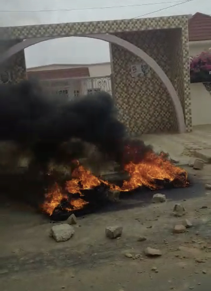 Fatick : De jeunes apéristes mettent le feu devant le domicile du président de la République.