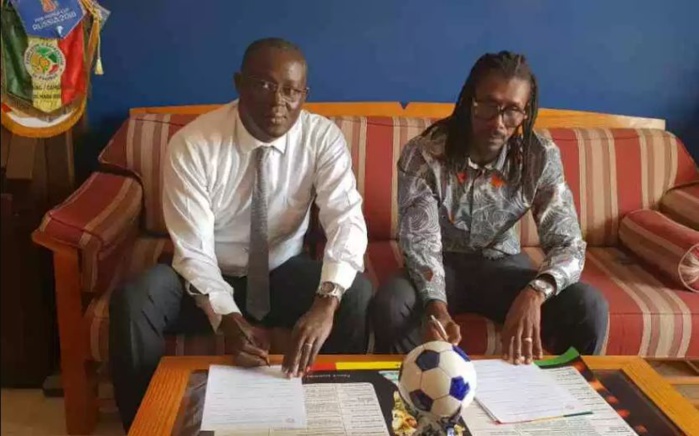 Equipe nationale : Le nouveau contrat en or d’Aliou Cissé, 15 millions mensuels jusqu’en 2022 Equipe nationale : Le nouveau contrat en or d’Aliou Cissé, 15 millions mensuels jusqu’en 2022