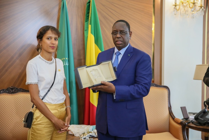 Audience au palais : Le président Macky Sall élève les cinéastes sénégalais rang de Chevalier dans l'ordre national du Lion. Audience au palais : Le président Macky Sall élève les cinéastes sénégalais rang de Chevalier dans l'ordre national du Lion.