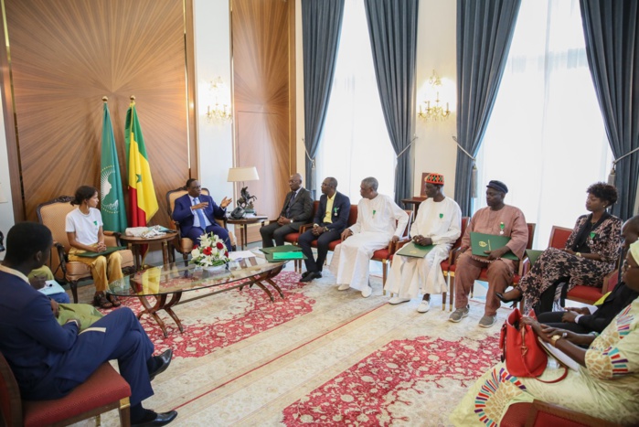 Audience au palais : Le président Macky Sall élève les cinéastes sénégalais rang de Chevalier dans l'ordre national du Lion. Audience au palais : Le président Macky Sall élève les cinéastes sénégalais rang de Chevalier dans l'ordre national du Lion.