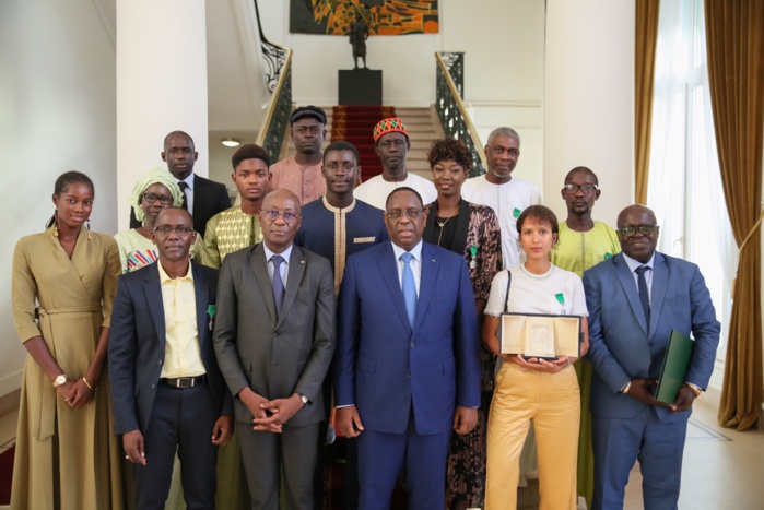 Audience au palais : Le président Macky Sall élève les cinéastes sénégalais rang de Chevalier dans l'ordre national du Lion. Audience au palais : Le président Macky Sall élève les cinéastes sénégalais rang de Chevalier dans l'ordre national du Lion.
