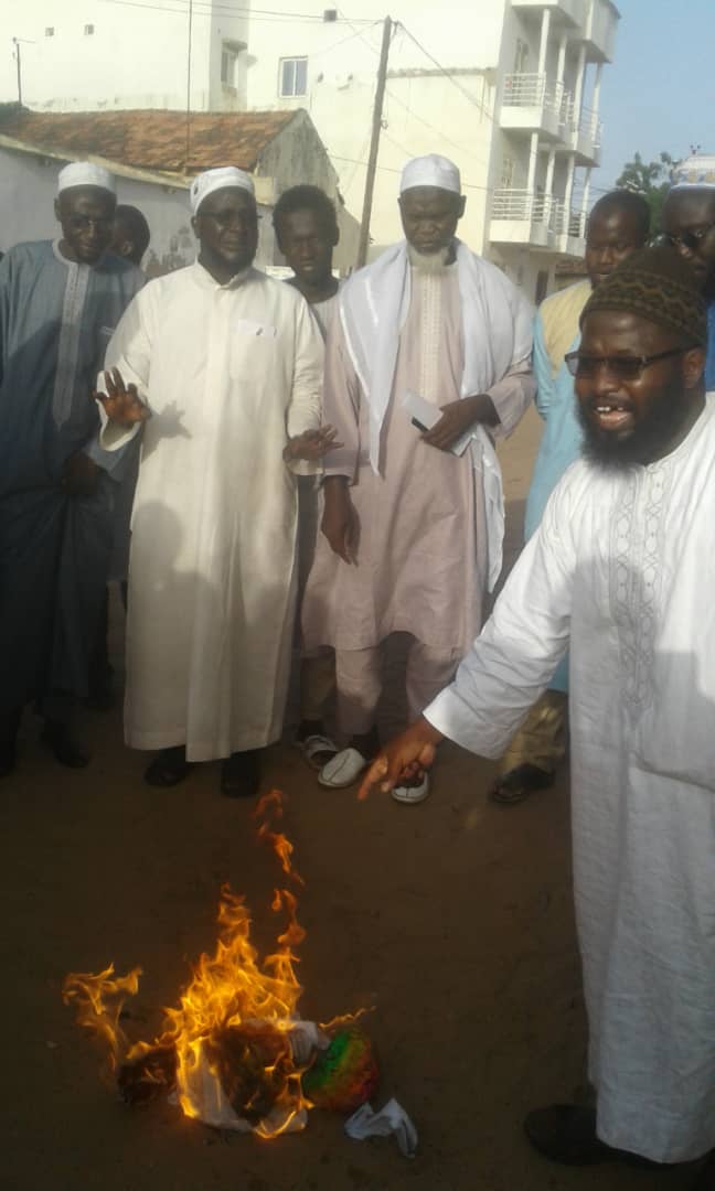 Kaolack : Le collectif And Samm Jikko Yi brûle le tee-shirt de Wally Seck.