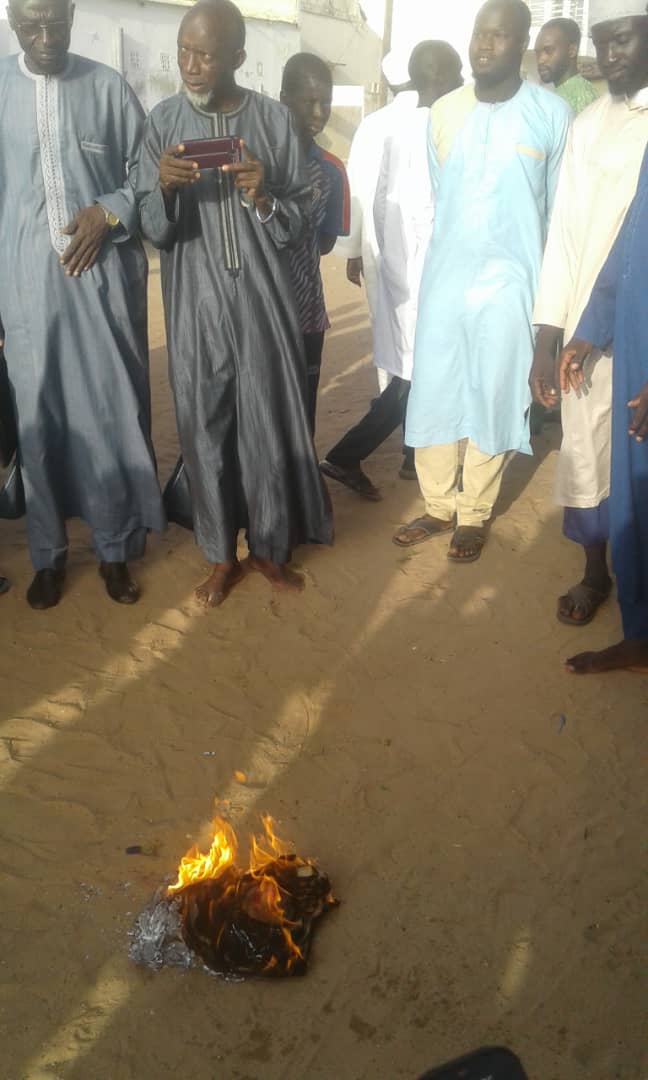 Kaolack : Le collectif And Samm Jikko Yi brûle le tee-shirt de Wally Seck.