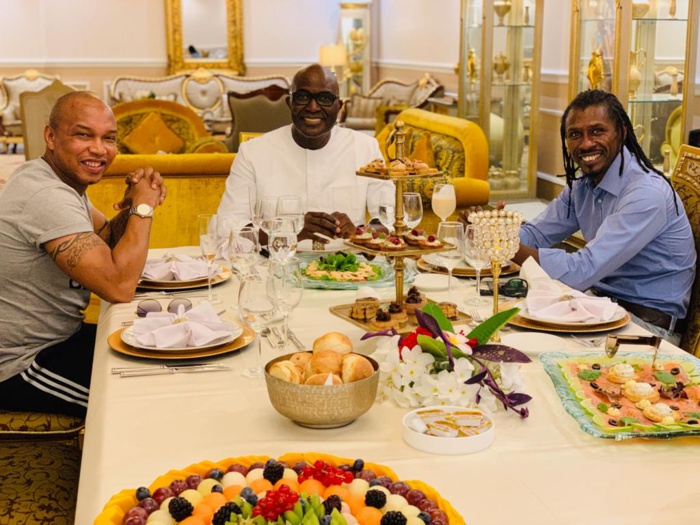 Babacar Ngom Sedima reçoit El Hadj Diouf et Aliou Cissé en dîner chez lui.