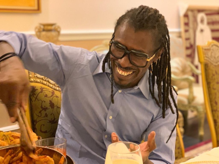 Babacar Ngom Sedima reçoit El Hadj Diouf et Aliou Cissé en dîner chez lui.