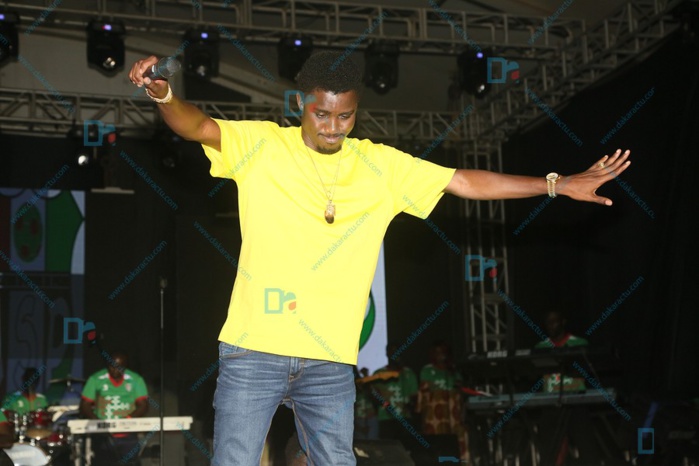 Pikine / Concert de Wally Ballago Seck : L'enfant des "Faramarène" enflamme le stade Alassane Djigo (Images) Pikine / Concert de Wally Ballago Seck : L'enfant des "Faramarène" enflamme le stade Alassane Djigo (Images)