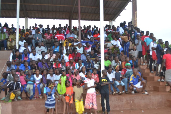 Kédougou / Finale de la coupe du maire : Mamadou H. Cissé gâte sa jeunesse. Kédougou / Finale de la coupe du maire : Mamadou H. Cissé gâte sa jeunesse.