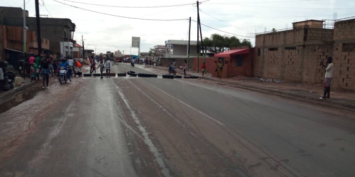 Inondations : Les populations de Kaolack et Kaffrine pataugent... Des centaines de sinistrés enregistrés... Des affrontements éclatent entre les forces de l'ordre et la population de Kanda. Inondations : Les populations de Kaolack et Kaffrine pataugent... Des centaines de sinistrés enregistrés... Des affrontements éclatent entre les forces de l'ordre et la population de Kanda.
