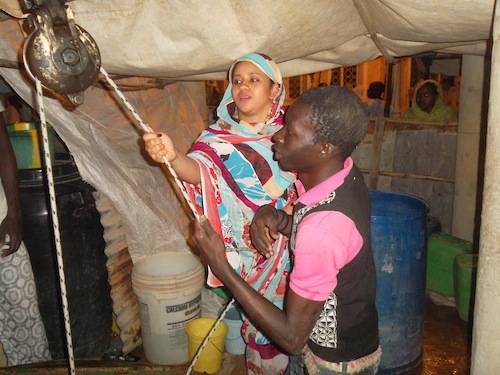 La vidéo girl Nadège au puits de Mame Diarra, à Touba