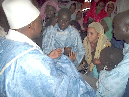Serigne Basse Abdou Khadre bénit le couple Djily Création - Nadège