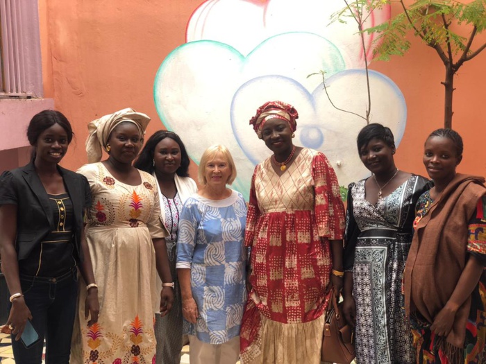 Mimi Touré rend visite à la Maison Rose de Guédiawaye accueillant les femmes et enfants victimes de violence 