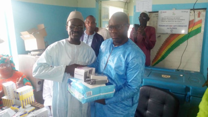 Remise d'un don de médicaments par le mouvement "guediawaye la bokk" et son président Ahmed Aidara au poste de santé municipal 4 dans la commune de Sam notaire. ( IMAGES )
