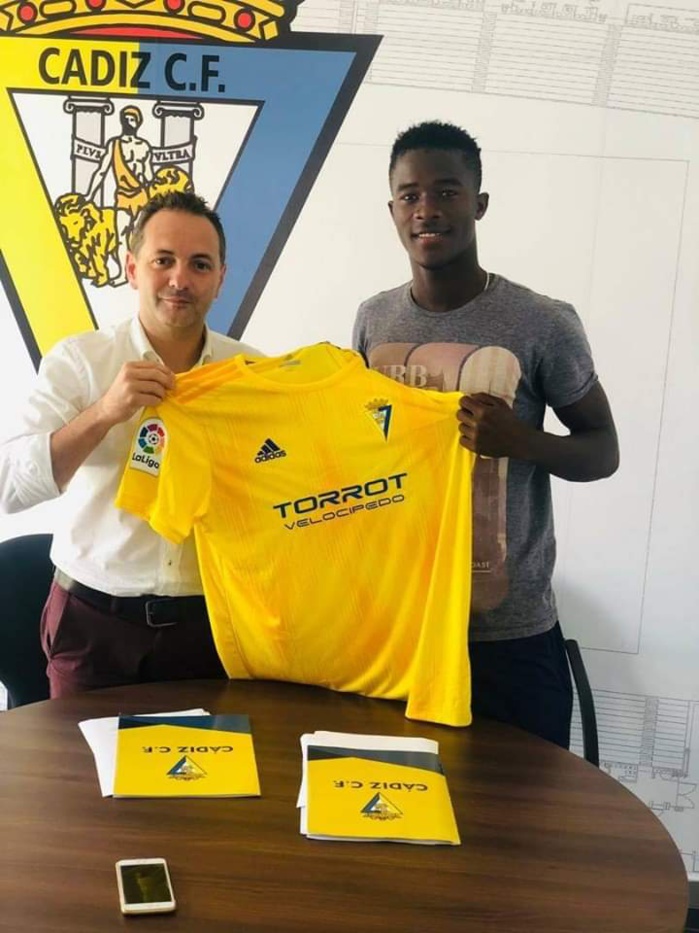 Arona Diawara (18 ans) de Ndangane FC s’engage avec le club espagnol Cádiz FC Arona Diawara (18 ans) de Ndangane FC s’engage avec le club espagnol Cádiz FC