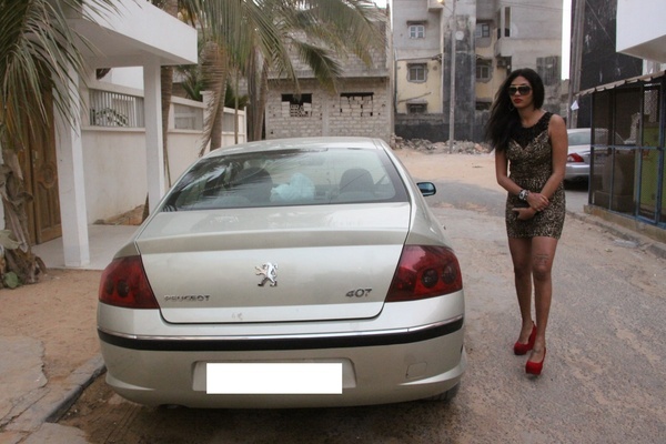 Photos exclusives: La très sexy Adja Diallo arrive chez Salam pour son émission TV !