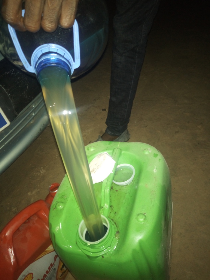 Rufisque/Alerte : La station Eydon sise à la sortie N° 9 de l'autoroute à péage vend de l'eau à la place de gasoil à des clients. Rufisque/Alerte : La station Eydon sise à la sortie N° 9 de l'autoroute à péage vend de l'eau à la place de gasoil à des clients.