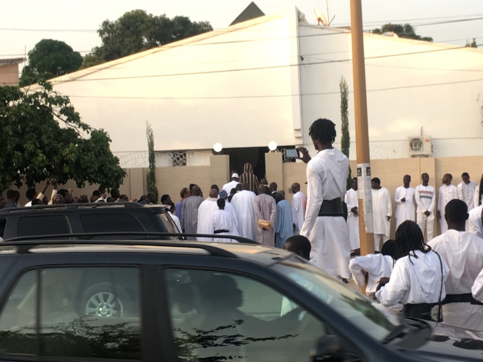 Condoléances : Arrivée du président Macky Sall chez Cheikh Modou Kara.
