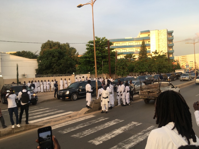 CondolÃ©ances : ArrivÃ©e du prÃ©sident Macky Sall chez Cheikh Modou Kara.