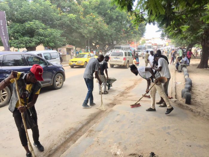 Accueil du Khalife gÃ©nÃ©ral des mourides Ã  Dakar : Des Â«Baye FallÂ» prennent le balai pour un grand nettoyage des avenues Bourguiba et Cheikh Ahmadou Bamba