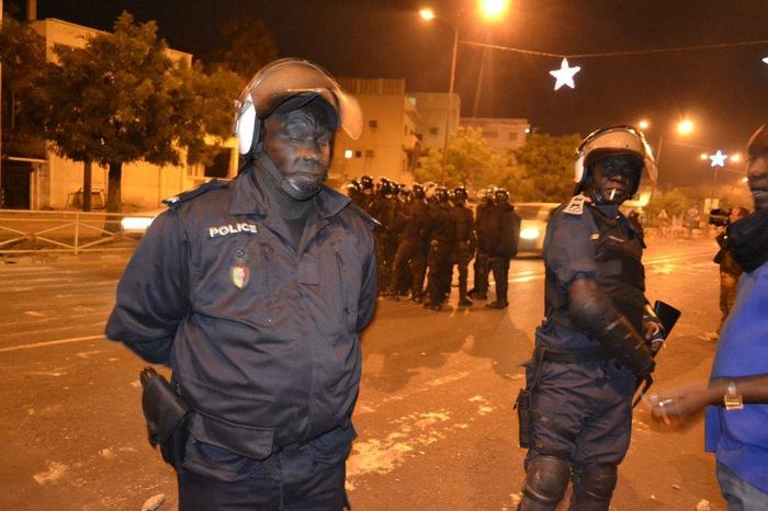 Le commissaire central entrain de fumer en pleine manifestation