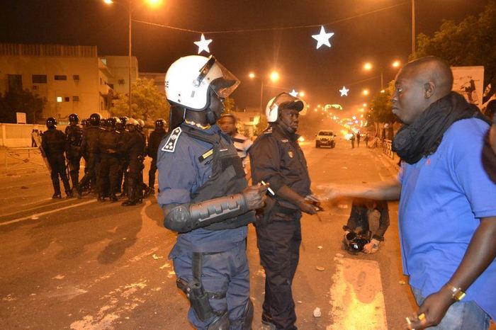 Le commissaire central entrain de fumer en pleine manifestation