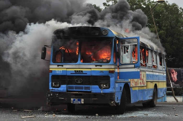 Voici le bus incendié ce matin aux abords de l'université. 