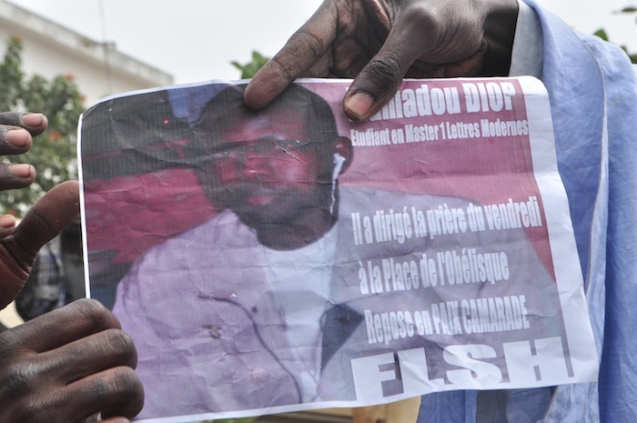 Mamadou Diop a dirigé la prière du vendredi à la Place de l'Obélisque, dit cette affiche des manifestants. 