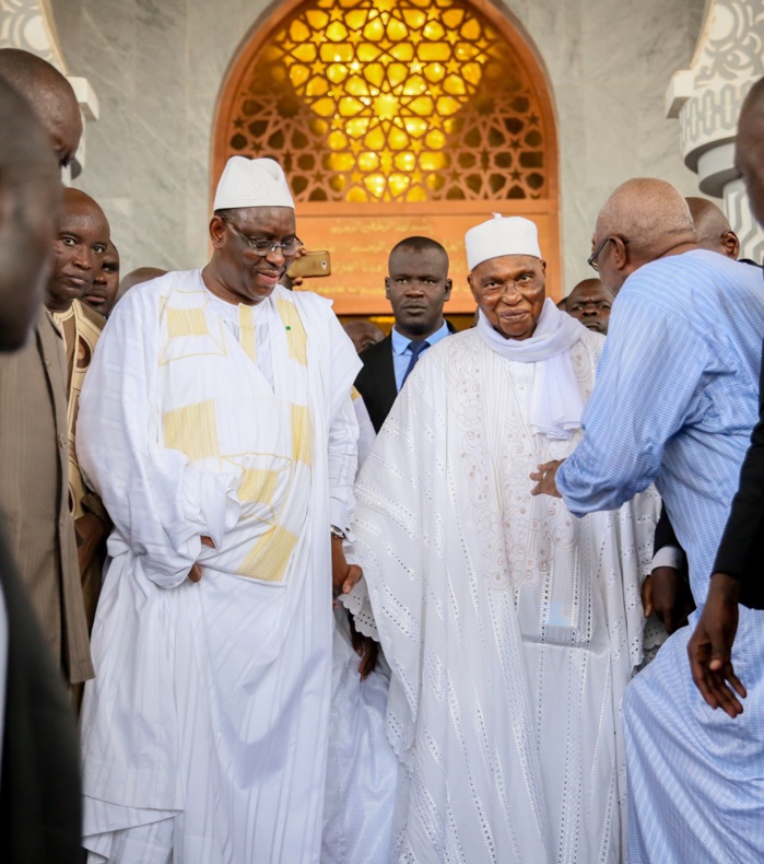 Mazalikoul Djinane : Main dans la main Abdoulaye Wade quitte la mosquée à bord du véhicule de Macky Sall.