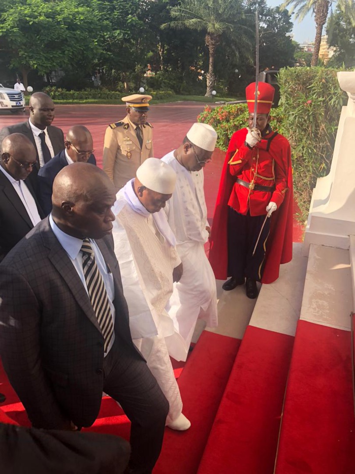 Palais de la République : Me Wade accueilli par le président Macky Sall avec les honneurs. Palais de la République : Me Wade accueilli par le président Macky Sall avec les honneurs.