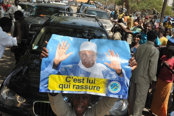 Kédougou - Coalition Macky vs FAL 2012 : On déchire les affiches à qui mieux-mieux, on se fait face à quelques heures de l'arrivée de Macky Sall