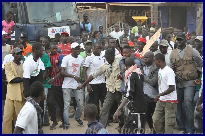 Vivez en images l'attaque contre le convoi d'Ousmane Tanor Dieng