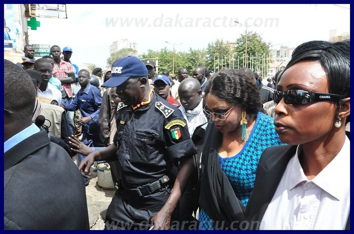 Que se disent Diouma Diakhaté et le commissaire Arona Sy à la Place de l'Indépendance ?