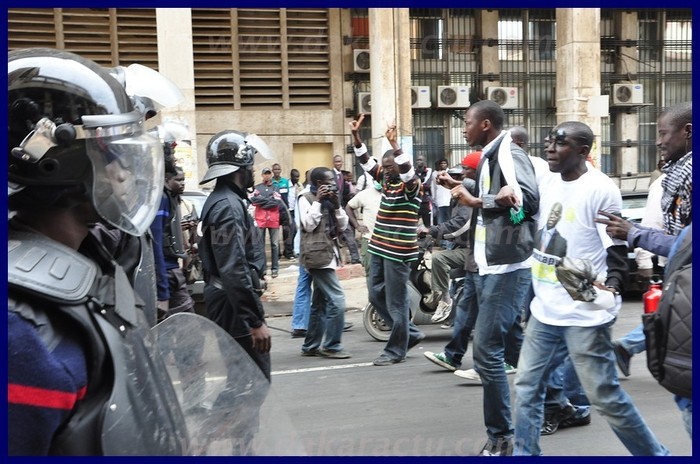 Revivez la manifestation, la charge de la police, les réactions des manifestants (PHOTOS)