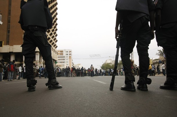 Dernière minute: La Place de l'Indépendance se remplit peu à peu et les policiers lancent des grenades lacrymogènes.