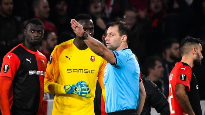 Ligue Europa/ Rennes - Cluj (0-1) : Édouard Mendy prend un rouge direct, Mbaye Niang rate un pénalty.
