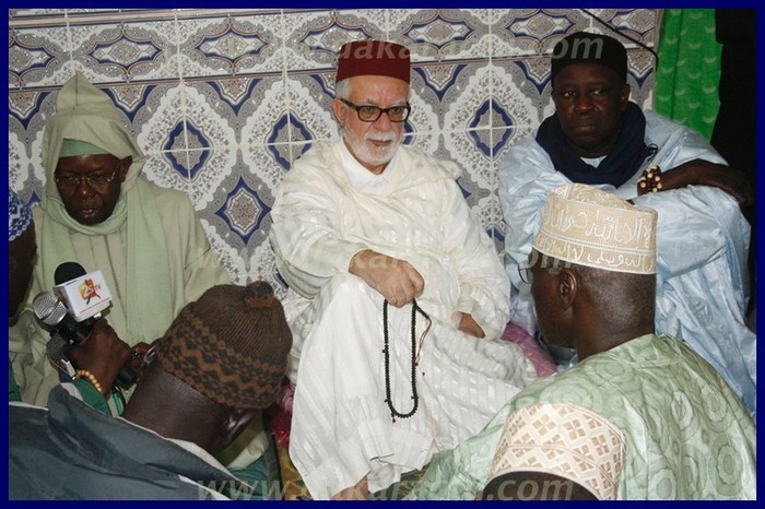Regardez les photos d'Abdou Aziz Sy et son invité, prétexte de la réunion qui s'est tenue après l'attaque de la zawiya