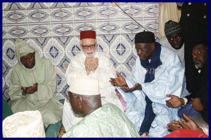 Regardez les photos d'Abdou Aziz Sy et son invité, prétexte de la réunion qui s'est tenue après l'attaque de la zawiya