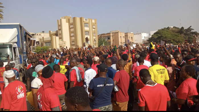 Place de la Nation : La communauté Guinénne au Sénégal manifeste son désir du changement. Place de la Nation : La communauté Guinénne au Sénégal manifeste son désir du changement.
