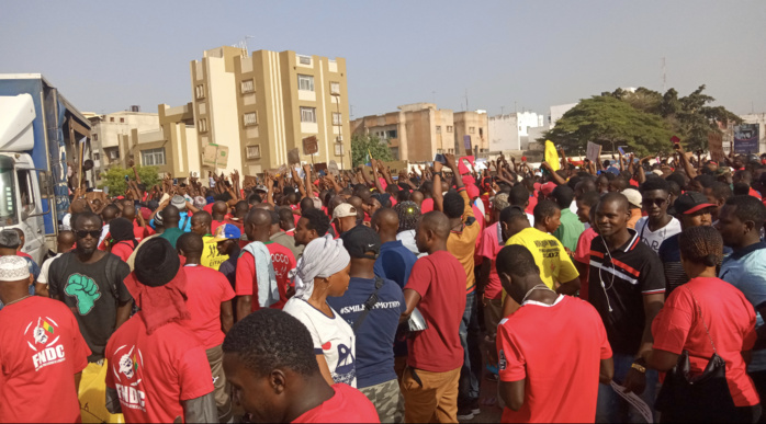 Place de la Nation : La communauté Guinénne au Sénégal manifeste son désir du changement. Place de la Nation : La communauté Guinénne au Sénégal manifeste son désir du changement.