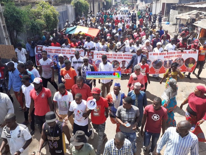 Guinée Conakry : la marche funèbre essuie des tirs à balles réelles, un mort et plusieurs blessés... Guinée Conakry : la marche funèbre essuie des tirs à balles réelles, un mort et plusieurs blessés...